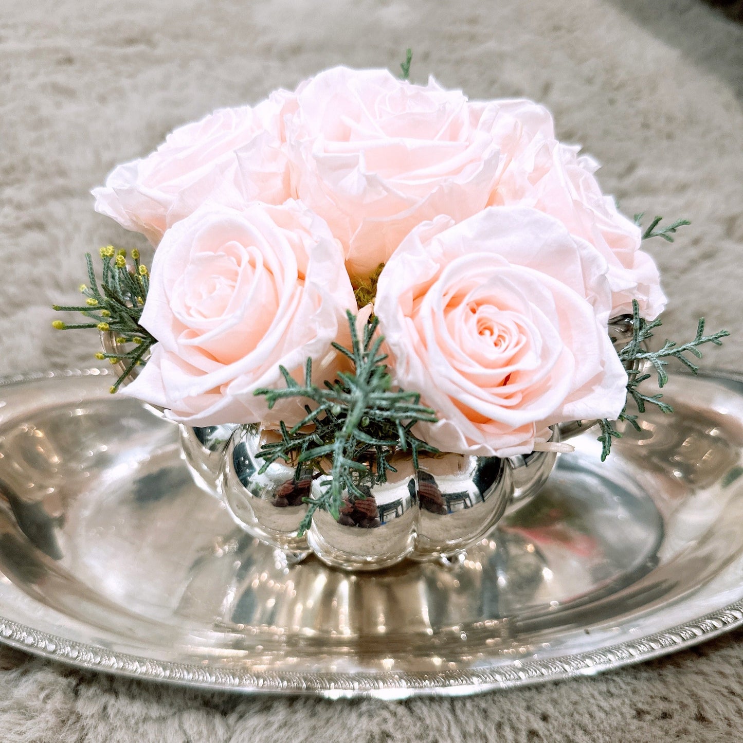 Roses préservées dans un vase vintage en métal argenté