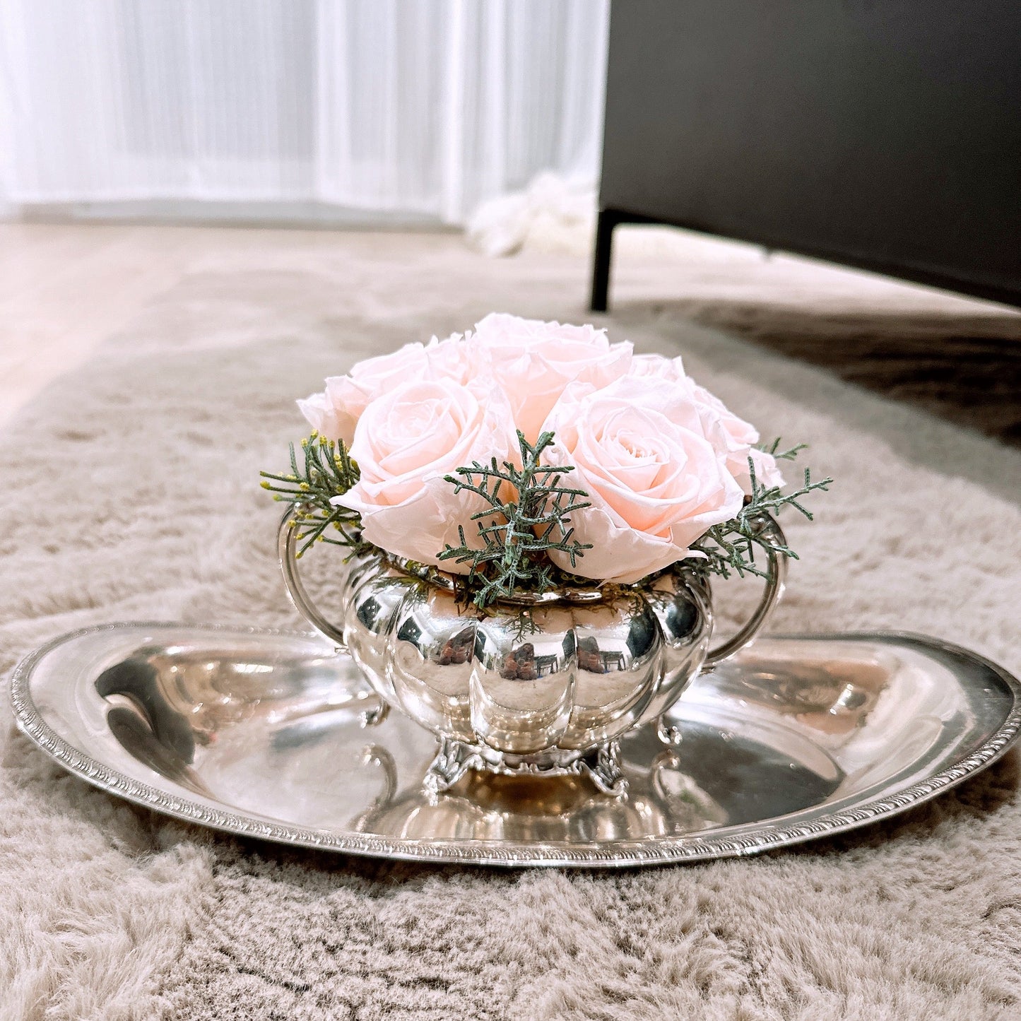 Roses préservées dans un vase vintage en métal argenté